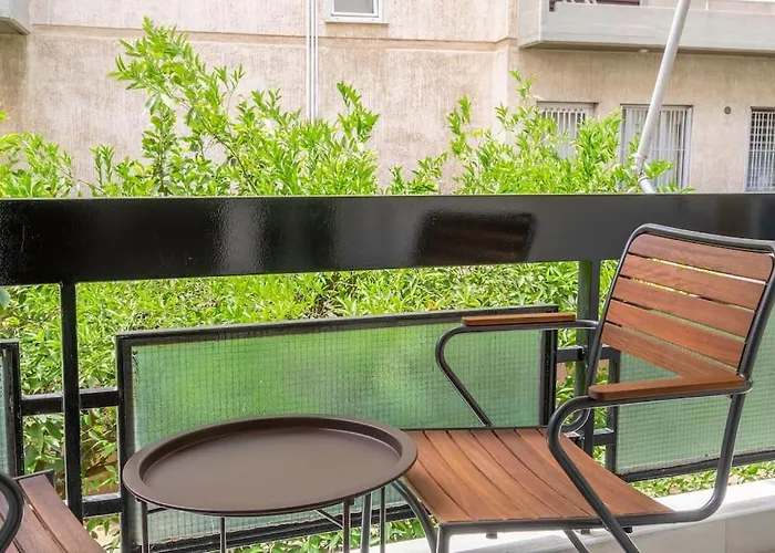 Alimos Sun-Filled Apartment