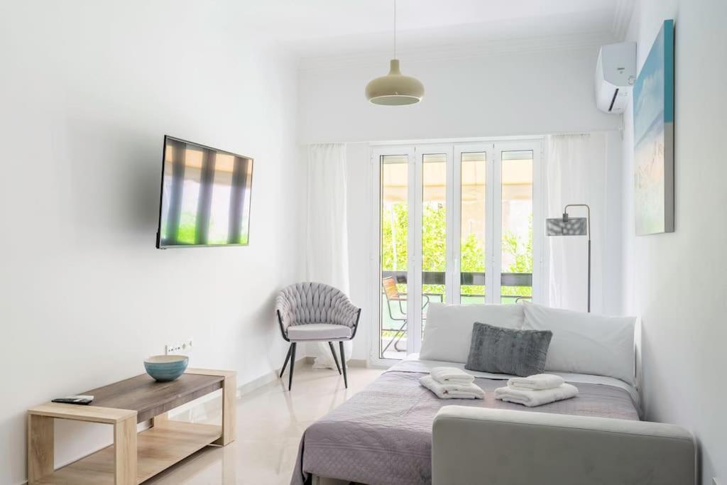 Alimos Sun-filled Apartment Athens