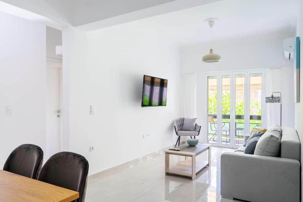 Alimos Sun-filled Apartament *